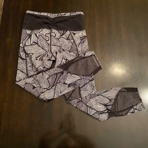 Lululemon size 2 black and white pants.